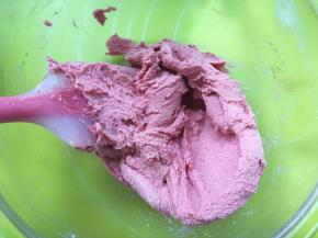 用刮刀拌压均匀，面糊颜色均匀