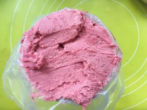 裱花袋内装入裱花嘴，粉红色面糊我用的8齿裱花嘴，具体可以根据个人喜好装