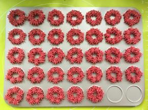 正的金色不沾35连曲奇模具清洗干净，先在模具内挤上一圈小小的曲奇花朵，挤好的小曲奇就像一个花环，花朵之间要有面糊相连，烤箱预热180度