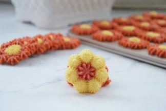 出炉凉透，轻轻一拿，曲奇就下来啦，漂亮的小花朵，是不是很有食欲