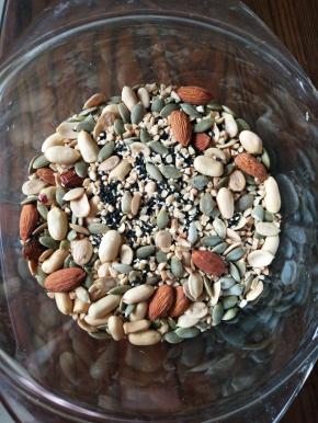 醒发面团时，制作五仁馅