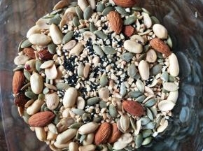 醒发面团时，制作五仁馅