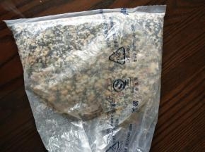 将所有馅料装入保鲜袋，用擀面杖敲碎