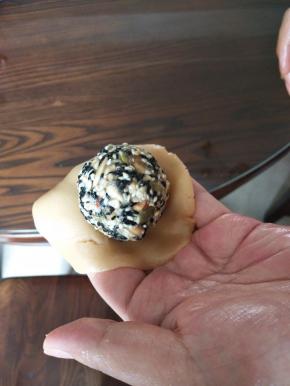 取一个小面团，揉圆，用手掌的力量把他压成圆饼