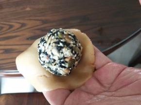 取一个小面团，揉圆，用手掌的力量把他压成圆饼