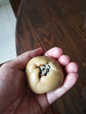 用拇指和食指慢慢收口