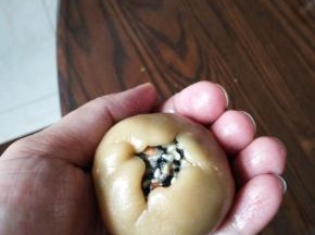 用拇指和食指慢慢收口