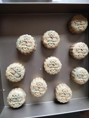 收好口的面团，轻轻揉成圆柱形，用月饼模具压出花纹