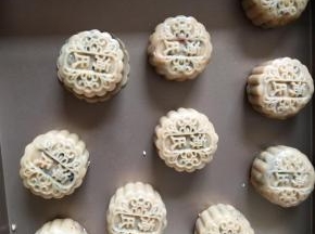 收好口的面团，轻轻揉成圆柱形，用月饼模具压出花纹