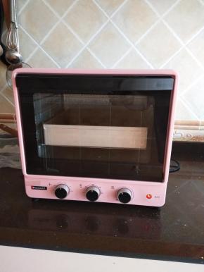 烤箱200度提前预热好，放入做好的月饼烤5分钟，定型