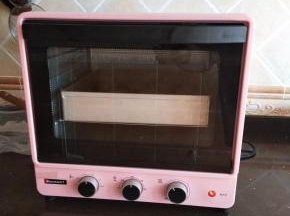 烤箱200度提前预热好，放入做好的月饼烤5分钟，定型