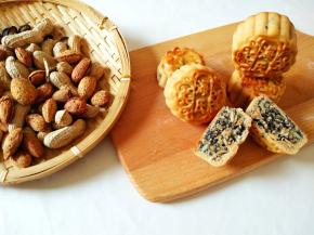 取出月饼，用羊毛刷，轻轻刷上一层蛋
黄液，放入烤箱180度15到20分钟