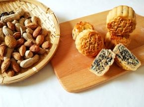 取出月饼，用羊毛刷，轻轻刷上一层蛋
黄液，放入烤箱180度15到20分钟