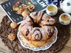 烤熟后取出脱模，撒上糖粉