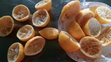 柠檬在挤柠檬汁之前需要用盐把表面搓洗干净，挤完柠檬汁后，用刨屑的刀，把黄色的那层柠檬皮刨下来，不要白色部分哦，小心，别把手弄伤了