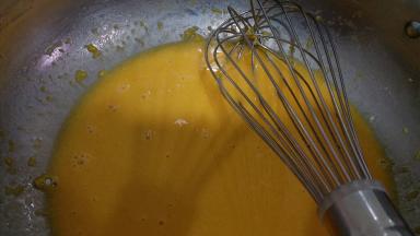 烦蛋清蛋黄分离后，把油加入蛋黄内，用手动打蛋器搅拌均匀，充分乳化，然后加入纯净水搅拌均匀，再加入柠檬皮屑搅拌均匀，最后加入过筛的低粉，用画Z字的手法拌均匀至无干粉状态