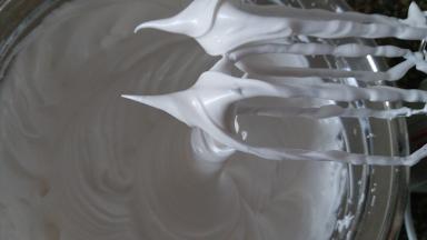 蛋清内滴几滴柠檬汁，分三次加入白砂糖，用电动打蛋器打至硬性发泡，提起打蛋器上面的蛋白霜呈直勾的状态