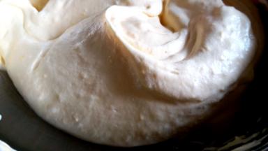 蛋糕糊就做好了，柠檬皮颗粒依稀可见