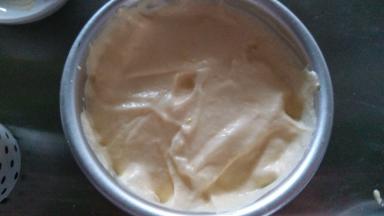 装入模具内，不要装太难，7 8分满就好