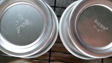 出炉后轻震模具然后倒扣在冷却架上