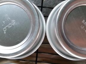 出炉后轻震模具然后倒扣在冷却架上