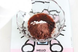 可可粉，糖粉混合，加入热水，搅拌可可融化成细腻的糊状。