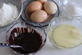 牛奶和玉米油混合，准备好其他食材，其中低筋面粉过筛。鸡蛋分蛋到无水无油的干净盆中