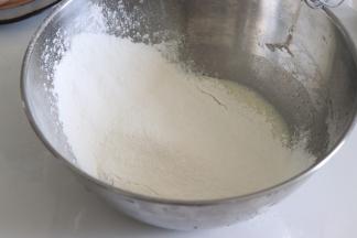 牛奶玉米油的混合物，倒入容器中，搅拌均匀，筛入低筋面粉