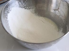 牛奶玉米油的混合物，倒入容器中，搅拌均匀，筛入低筋面粉