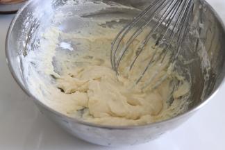 用Z字搅拌的方式，搅拌到不见干粉。