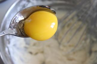 取蛋黄放到面糊中