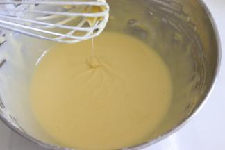 画Z字，混合均匀，得到细腻的蛋黄糊。