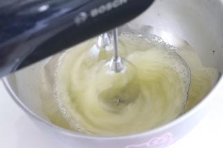 蛋清打散，加入几滴柠檬汁