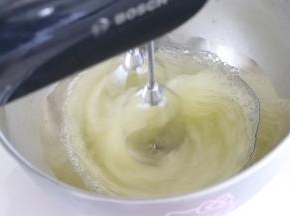 蛋清打散，加入几滴柠檬汁