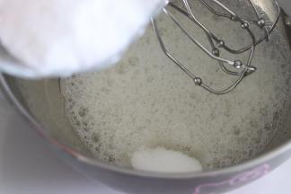 打到大气泡的时候，加入1/3的细砂糖