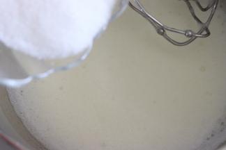 小气泡的时候加入一部分糖，有纹路后加入所有的糖