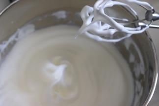 直到打发到干性发泡阶段，有倒立小尖角。