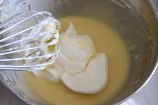 取一部分蛋白霜，放到蛋黄糊中，翻拌均匀，再取一部分蛋白翻拌