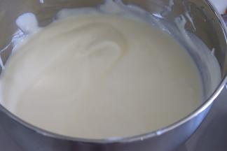 之后，倒入到蛋白盆中，继续翻拌成光滑细腻的蛋糕糊。