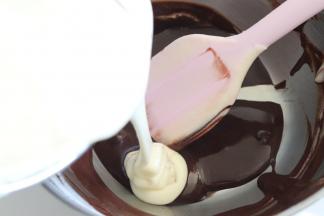 取一部分蛋糕糊和可可糊混合均匀，再倒入大约一半的蛋糕糊，和可可糊翻拌均匀