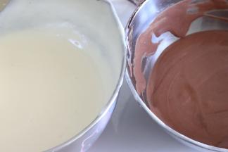 得到了两个颜色的蛋糕糊。