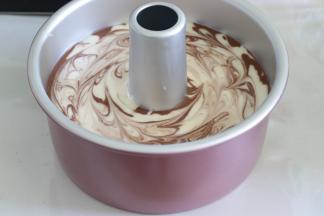 交替倒入模具中，之后，可以用牙签，再蛋糕糊中，来回划几次。就有切面那样的纹路了。