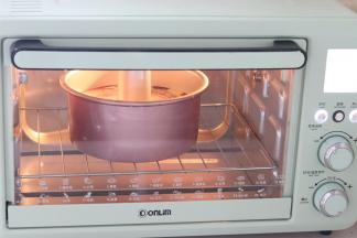 提前预热烤箱，150度，50分钟左右。