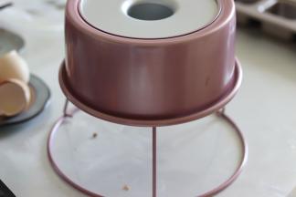 出炉后，震一下热气后倒扣，放凉，用脱模刀，或者徒手来脱模。