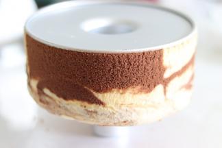 美味又有颜值的双色戚风就完成了。