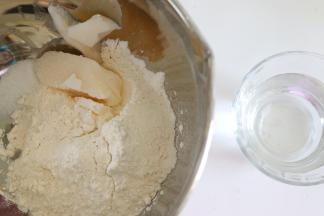 首先来制作水油皮，油皮材料放入盆中，加入大约80度的热水