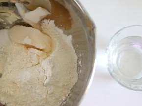 首先来制作水油皮，油皮材料放入盆中，加入大约80度的热水