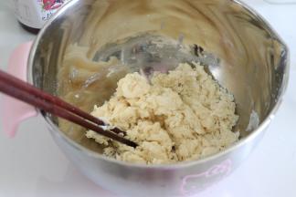 搅拌成絮状，之后再揉成可以拉出膜的光滑面团。