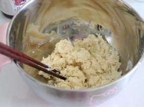 搅拌成絮状，之后再揉成可以拉出膜的光滑面团。