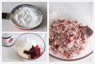 冷藏期间，我们来制作玫瑰馅，糯米粉炒熟，微微发黄就可以了，炒制过程需要不停的拌防止糊掉。然后容器中，放入玫瑰花酿，熟糯米粉，芝麻搅拌成团，放入冰箱冷藏。